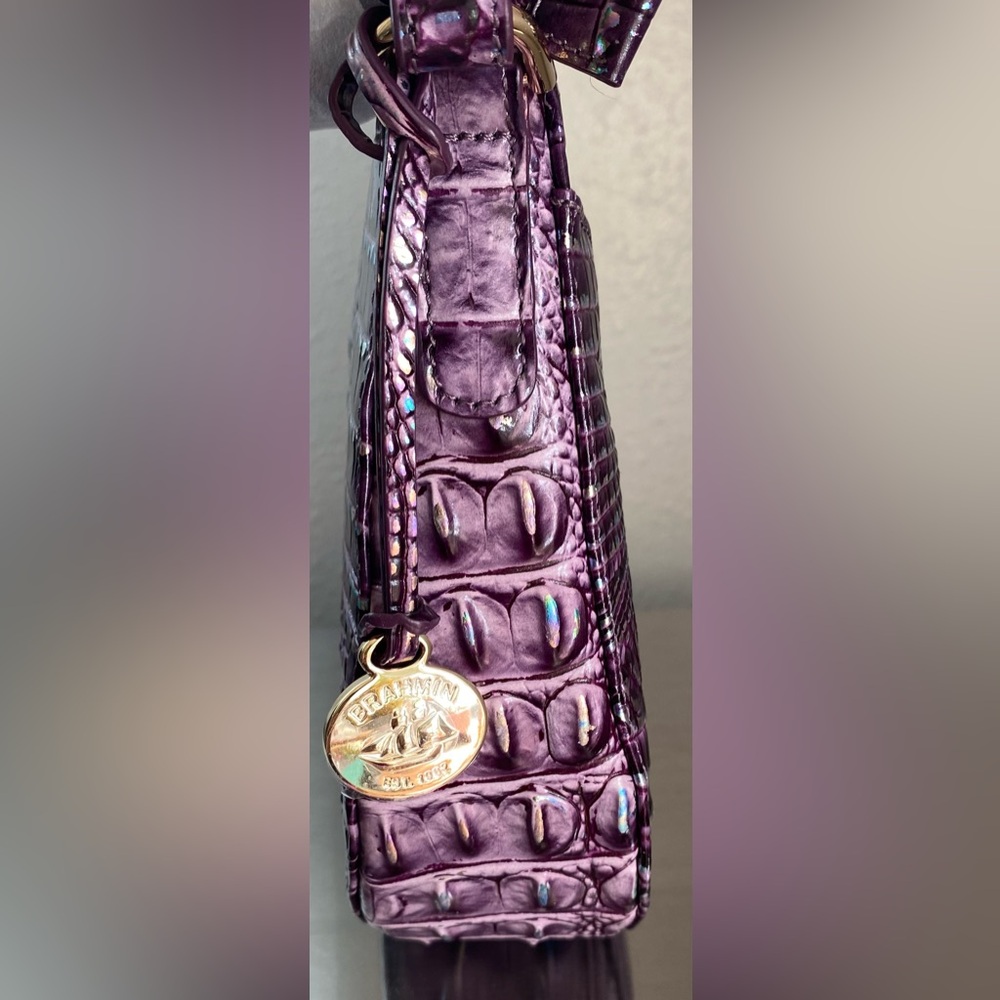 NWT.. BRAHMIN CROC EMBOSSED LEATHER CROSSBODY HANDBAG WITH GOLD CHARM